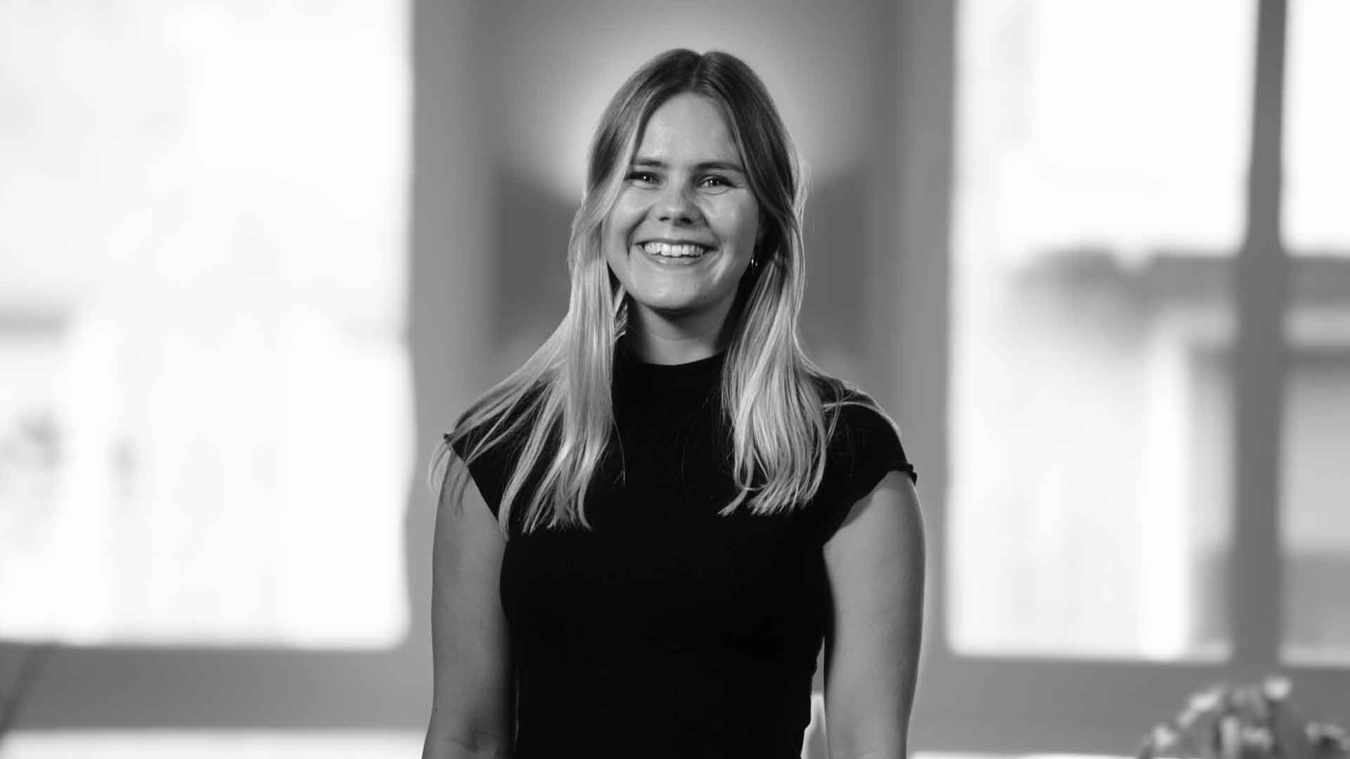 Medienverantwortliche Lea-Cécile. Junge Frau mit langen, hellen Haaren, die freundlich lächelt.